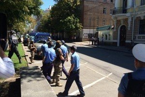 "Тітушок" з офісу Добкіна вивезли до відділів міліції
