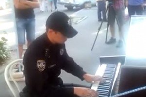 Поліціянт зіграв киянам на фортепіано (відео)