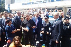 Аваков з Яценюком відкрили набір у нову поліцію Хмельницького (фото)