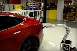 Tesla показала сталеву "змію", що вмикає автомобіль у розетку