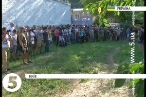 Під стінами СІЗО влаштували акцію на підтримку обвинувачених у вбивстві Бузини