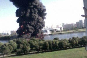 Столиця РФ в диму: на Москві-ріці горить мазут з аварійного трубопроводу