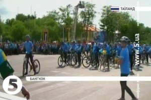 Тисячі таїландців беруть участь у велопараді на честь дня народження королеви
