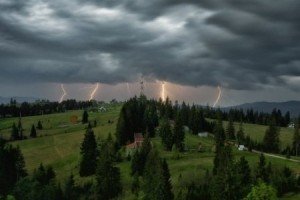 В деяких регіонах України оголосили штормове попередження 