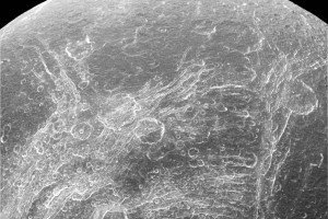 NASA показало тріщини на поверхні одного з супутників Сатурна