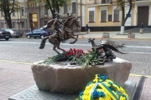 У Києві встановили скульптуру, присвячену захисникам незалежності України 