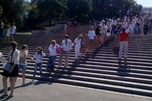Саакашвілі, Гайдар та більше трьох тисяч людей у вишиванках створили живий ланцюг