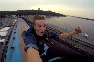 18-річний відеоблогер пробігся по даху поїзда, який перетинав київський міст Метро