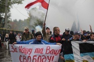 "За нашу та вашу свободу": фанати з України й Білорусі пройшли спільним маршем