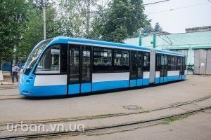 У Вінниці показали сучасний трамвай, перероблений зі списаного вагона (фото)