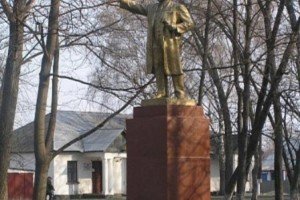 Декомунізація на Черкащині - Леніна "проводжали" краном-тягачем
