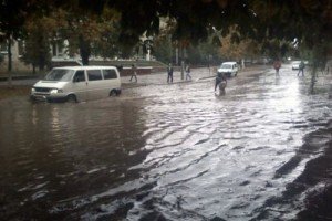 Львів потерпає від зливи: вулиці затопило водою 