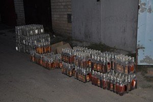 У Миколаєві міліція вилучила фальсифікований алкоголь і цигарки на суму понад 200 тис. грн (фото, відео)