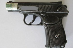 У Києві зловмисник пограбував жінку, пригрозивши їй "пляшкою" горілки (фото)