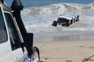 В Австралії чоловік в'їхав на джипі в океан, тікаючи від поліцейських 