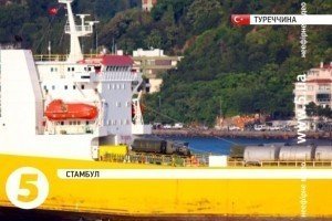 Reuters оприлюднила фото російського корабля з військовими вантажівками, які прямують до Сирії