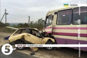 На Львівщині легковик в'їхав у маршрутку: загинув водій