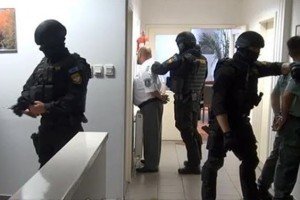 В Угорщині взяли під варту 20 митників, яких підозрюють у контрабанді на кордоні з Україною