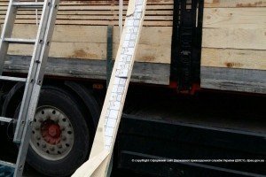 На Буковині намагалися в дошках перевезти в Румунію контрабандні цигарки