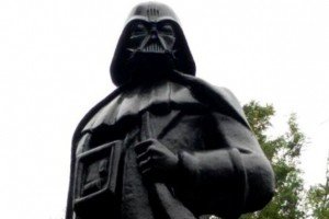 В Одесі пам'ятник Леніну переробили на Дарта Вейдера, що роздає інтернет 
