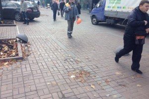 На Хрещатику невідомі вирвали 55-кілограмові напівкулі й відновили парковку