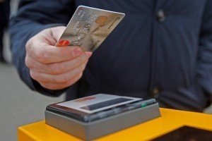 Відсьогодні за проїзд у швидкісному трамваї в Києві можна сплачувати безконтактною карткою