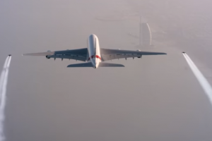 Екстремали з реактивними ранцями у небі над Дубаєм облетіли найбільший у світі пасажирський літак