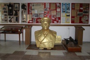 У Лисичанську демонтували позолочений бюст поплічника Сталіна