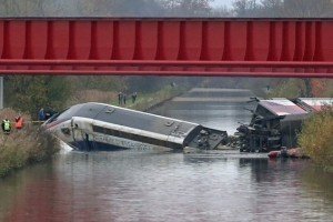 Аварія потягу у Франції: кількість жертв зросла, очевидці повідомляють про вибух