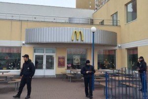 З усіх McDonald's Києва евакуюють людей: шукають бомби 