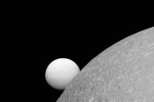 У NASA оприлюднили нове зображення двох супутників Сатурна  - Діони та Енцелада