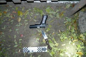 У Києві на Подолі поліція затримала п'яного чоловіка, який стріляв із пістолета і розмахував ножем
