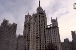 У Москві вивісили український прапор на висотці, шпиль якої вже розфарбовували у синьо-жовтий колір 