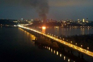 Пожежний катер і 17 одиниць рятувальної техніки гасять пожежу біля Лаври у Києві