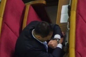 Дивна поведінка Добкіна-молодшого в Раді знову зацікавила журналістів (відео)