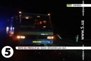 На Прикарпатті лісовоз в'їхав в рейсовий автобус