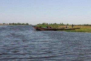 140 пропали безвісти і 5 загинули: у Нігерії перекинувся човен із людьми