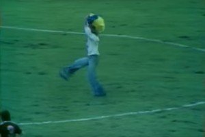 У мережі з'явилося відео футбольного матчу 1976 року, де уболівальник танцює гопак з прапором України 