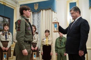 Українські пластуни передали Порошенку Вифлеємський вогонь миру