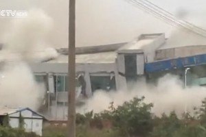 Китайські рятувальники відкопують людей, яких заживо накрило тоннами сміття