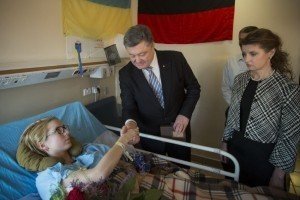 Президент провідав у ізраїльському госпіталі волонтерку Яну Зінкевич