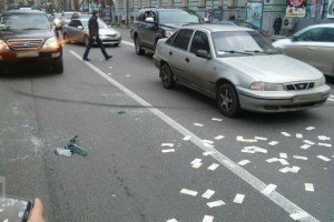 У центрі Києва зловмисники-невдахи пограбували авто, але розгубили гроші