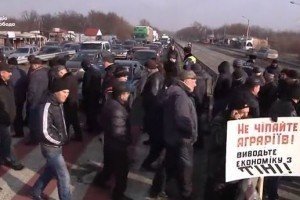 Запорізькі фермери виступили проти податкових змін: близько 800 людей заблокувало трасу 