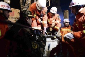 Китайські рятувальники знайшли у заваленій шахті 8 живих гірників, але дістати їх не можуть