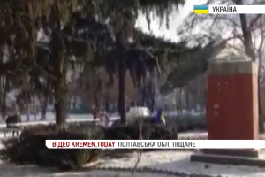 На Полтавщині з бійками і скандалами демонтували пам'ятник Леніну