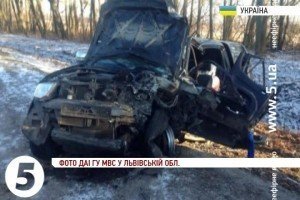 На Львівщині військовий позашляховик зіткнувся з легковиком: є жертви