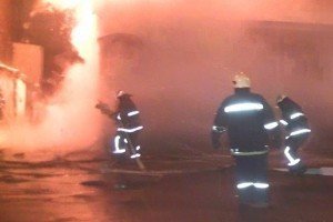 Масштабна пожежа у Харкові: ліквідовано займання в прилеглих житлових будинках та гаражних боксах (відео)