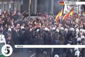 У Кельні тривають мітинги в підтримку і проти надання притулку біженцям