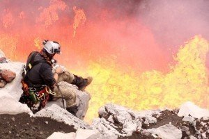 Мандрівник із Нової Зеландії посмажив маршмелов над жерлом діючого вулкана