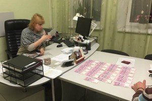 У Харкові спіймали на хабарі заступницю голови РДА та прикордонника